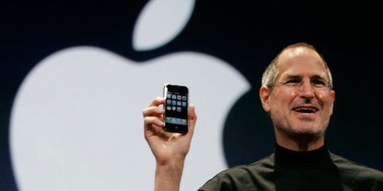 آيفون من الجيل الأول يباع  بـ 190 ألف $