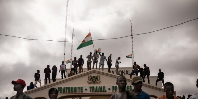 النيجر .. النظام العسكري يأمر بـ”طـرد السفير الفرنسي”