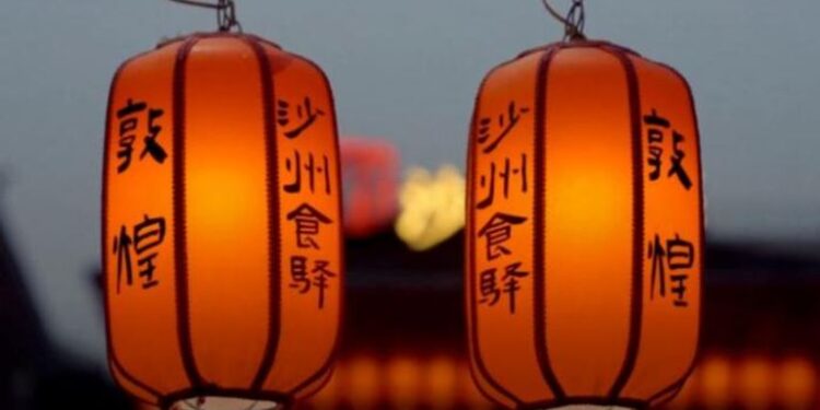 الحياة في دونهوانغ … “السوق الليلي في الصين”