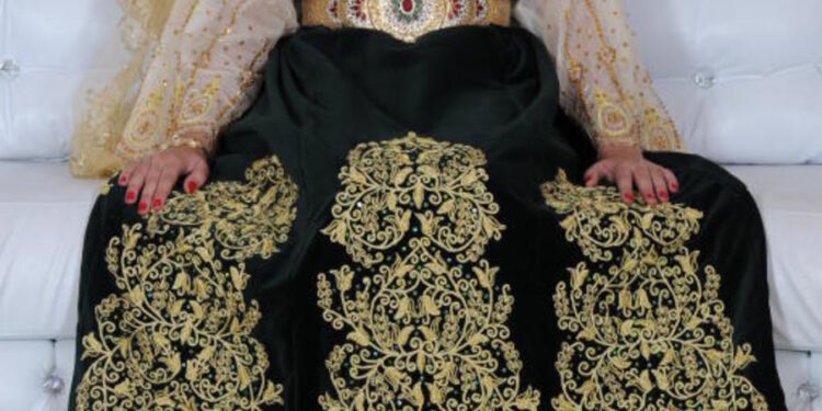 “جُبة الفرقاني” مدة خياطتها قد تصل إلى عامٍ كـــامل تعتبر من أفخم الأزياء النسائية