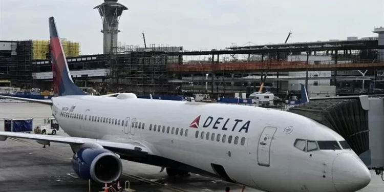 راكب يعتدى على مضيفة في الطائرة بآلة حادة