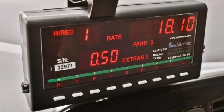 مساعٍ لنصب “عدادات الأجرة” في المركبات الخاصة