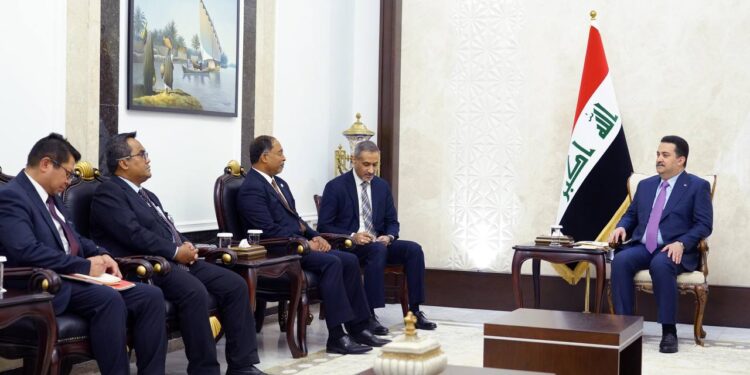 السوداني يستقبل الوزير الماليزي