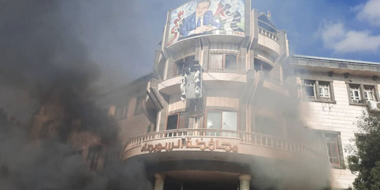 سوريا .. الاحتجاجات مستمرة وزيارة لوفد أمريكي لشمال غربي سوريا للمرة الأولى منذ 10 سنوات