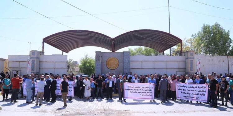 موظفو الشباب والرياضة يطالبون السوداني بالتدخل “احتجاجاَ على قرار بيع أراضي الوزارة”