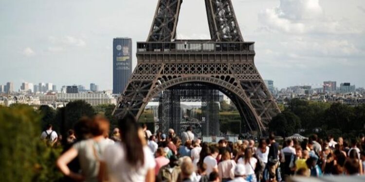 القبض على رجل عمل “فعلا محظورا” فوق برج إيفل