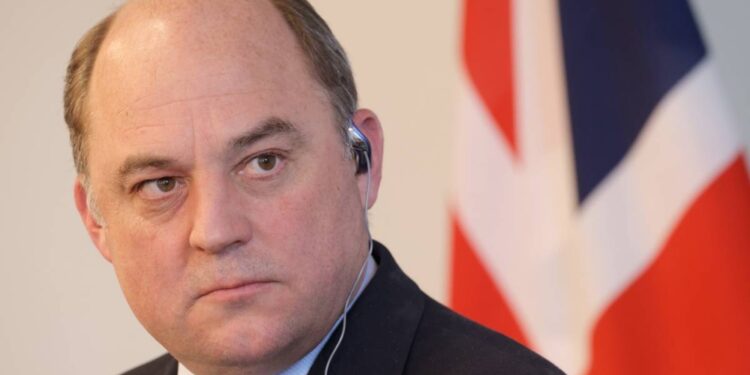 استقالة وزير الدفاع البريطاني رسميًا