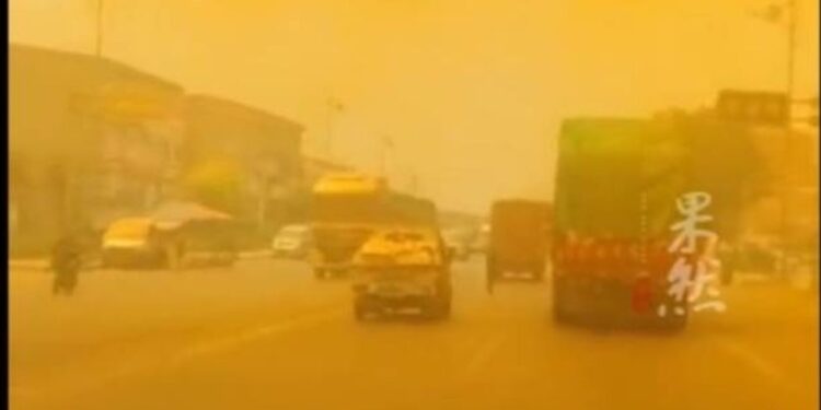 مدينة صينية تختنق بـ”دخان أصفر” والسبب مستودع كيماويات