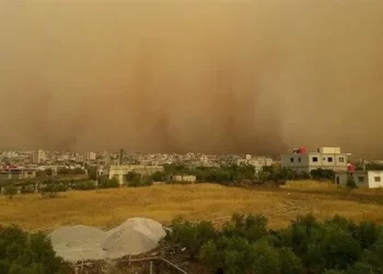مكة المكرمة .. عواصف شديدة “سيول ورياح وسقوط أعمدة إنارة”