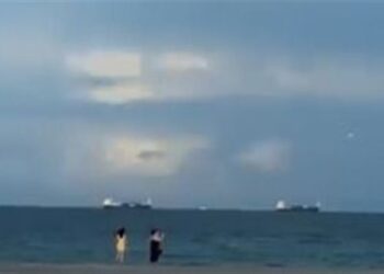 ظهور جسم غريب مضيء وسريع في السماء يثير مخاوف النشطاء