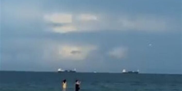 ظهور جسم غريب مضيء وسريع في السماء يثير مخاوف النشطاء