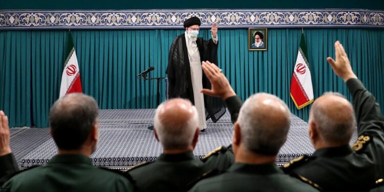 خامنئي .. الخيار العسكري المطروح على الطاولة أصبح بلا معنى