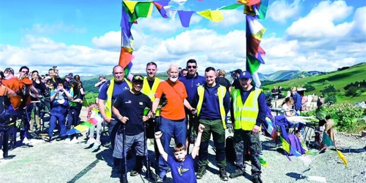 طفل مبتور الساقين يتسلق قمة جبلية ارتفاعها 238 مترا