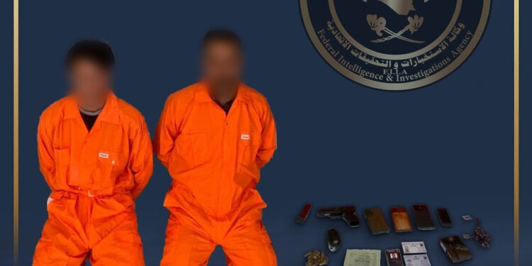 النجف .. القبض على 2 اشخاص قاموا بوضع قنبلة يدوية في سيارة مدير احدى المستشفيات اضافة الى تهديهم 5 موظفين