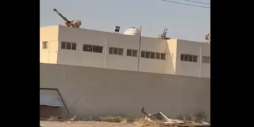 مضادات جوية على أسطح المباني الحكومية والجيش يوضح