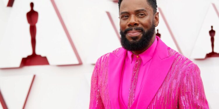 اللون الزهري يغـــزو ملابس الرجال