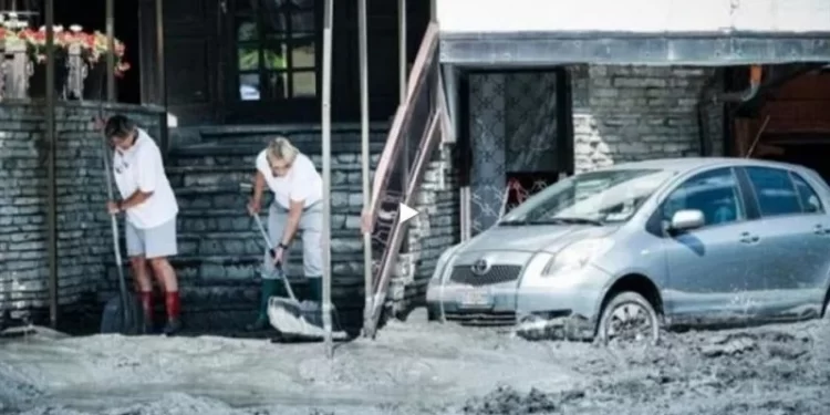 إيطاليا .. انهيارات أرضية وفيضانات وبرك طينية