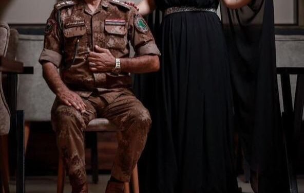 بالوثيقة .. إيداع ضابط “برتبة عقيد” التوقيف بعد نشره جلسة تصوير مع زوجته بالزي العسكري