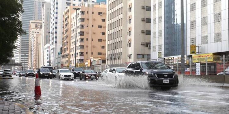 أمطار صيفية غزيرة في دبي والشارقة
