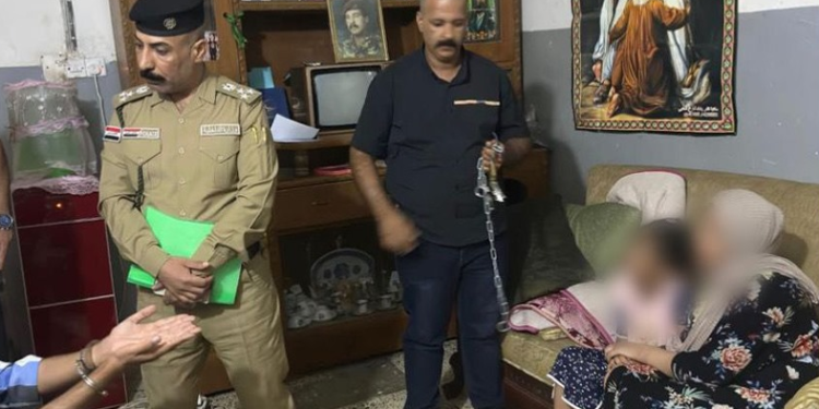 بغداد .. تحرير عائلة مقيدة بالسلاسل من ابنهم الاكبر