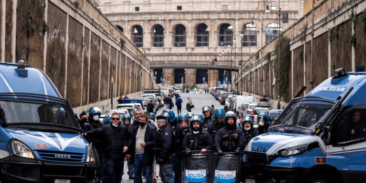 ايطاليا .. اعتقال عضو مافيا “ظــل فاراً طيلة 11 عاماً”