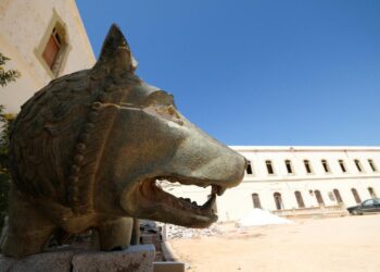 العثور على “تمثال أسطوري” وسط الخردة