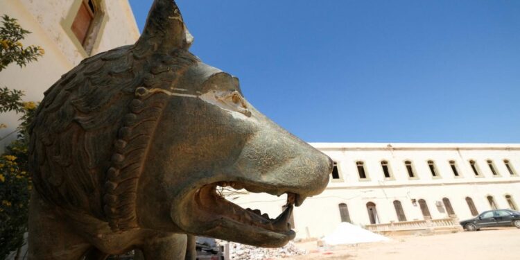 العثور على “تمثال أسطوري” وسط الخردة