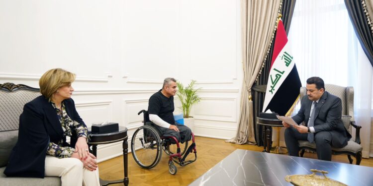 السوداني يستقبل أحد المواطنين من ضحايا جريمة حلبجة