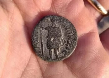 طفل يعثر على قطعة نقود عمرها 1800 عام