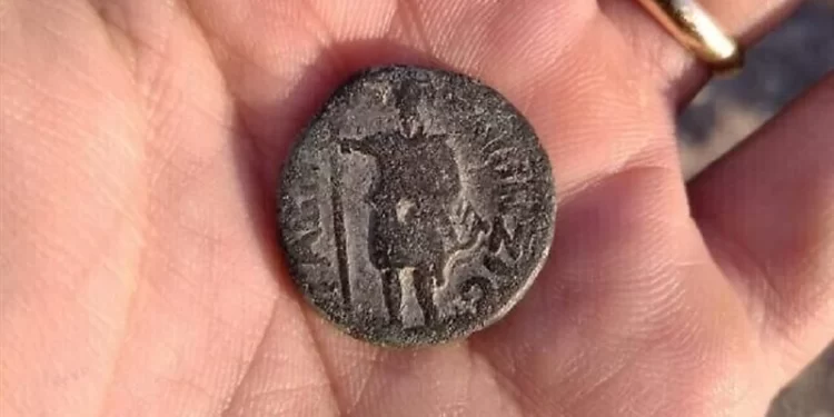 طفل يعثر على قطعة نقود عمرها 1800 عام