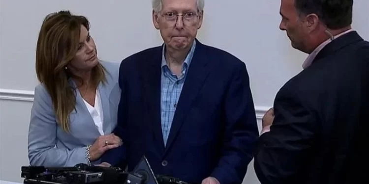 سيناتور أمريكي يصاب بالشلل خلال مؤتمر صحفي .. فيديو