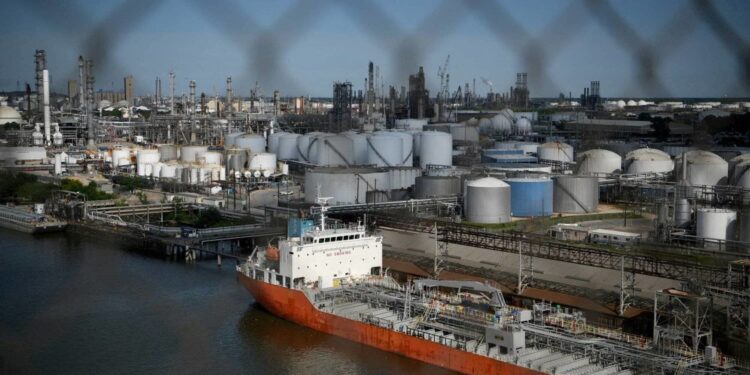 تفريـــغ ناقلة تحمل نفطاً إيرانياً بالقرب من تكساس