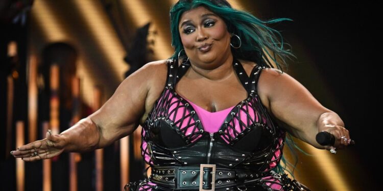 راقصات يقاضين مغنية اميركية بتهمة التحرش