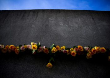 قصـــة المنع والبوح … الجدار