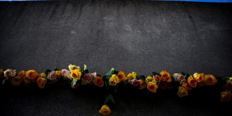 قصـــة المنع والبوح … الجدار