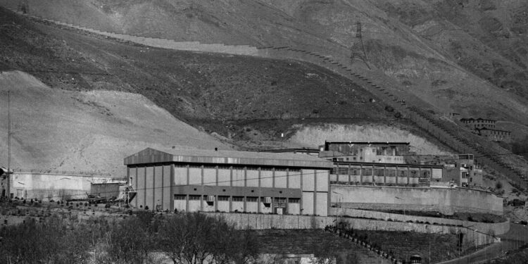 انفجار ألغام حول سجن في ايران