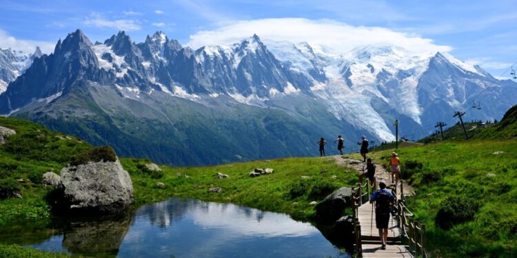 الطبيعية ومكانتها في (الأديان القديمة والحديثة)