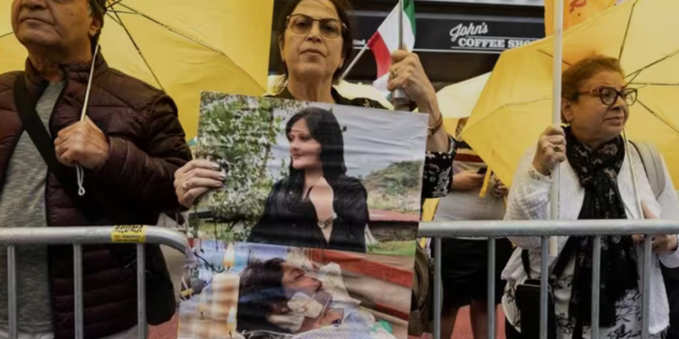 سجينة (إيرانية – كردية) تخيط شفتيها مع بدئها إضرابا عن الطعام