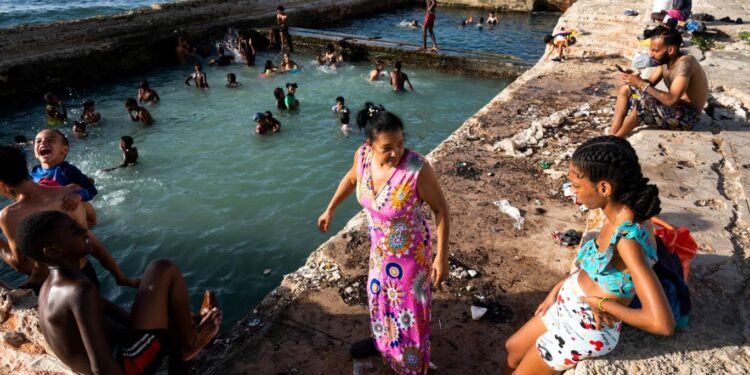 فقراء هافانا يتمتعون بمســابح نجت من “ثورة كاسترو”