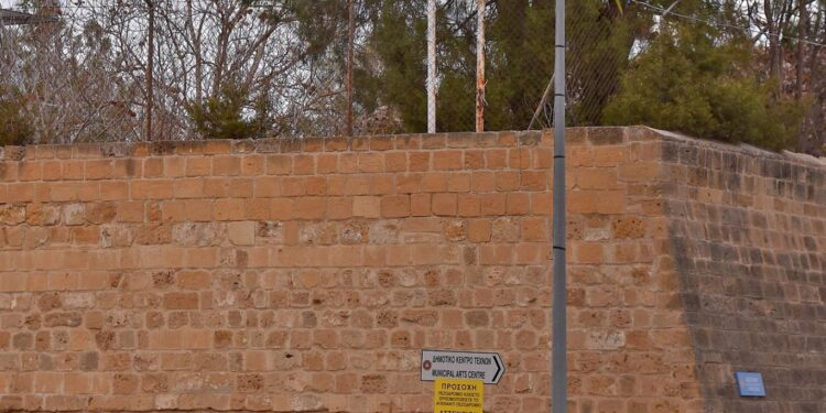 قبرص .. توقيف 21 شخصا بعد مواجهــات بين قبارصة ومهاجرين