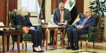 السفيرة الأمريكية.. نعمل على خلق حلولاً لمستقبــل أفضل لجميع العراقيين