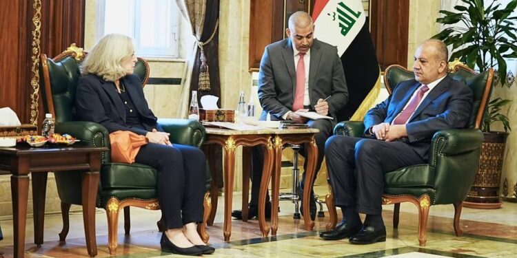 السفيرة الأمريكية.. نعمل على خلق حلولاً لمستقبــل أفضل لجميع العراقيين