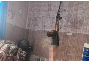 انقاذ طفل علقه والداه بسلسلة في سقف المنزل