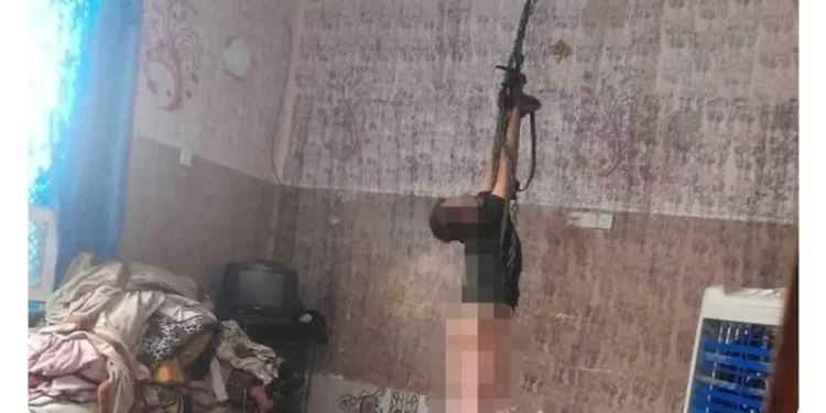 انقاذ طفل علقه والداه بسلسلة في سقف المنزل