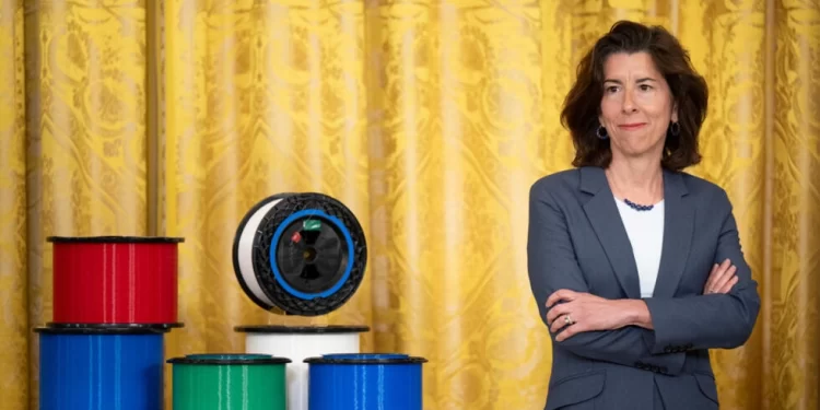 وزيرة التجارة الأميركية تلتقي نظيرها الصيني في بكين