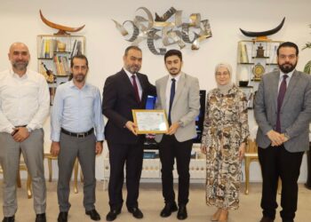 نوفل ابو رغيف يستقبل الطالب المتفوق ابراهيم قتيبة بصحبة الطاقم الاداري لمدارس معارف بغداد