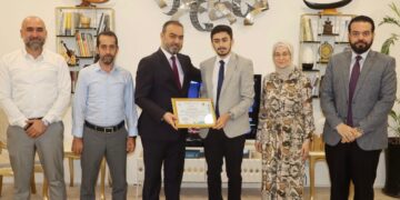 نوفل ابو رغيف يستقبل الطالب المتفوق ابراهيم قتيبة بصحبة الطاقم الاداري لمدارس معارف بغداد
