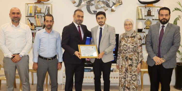 نوفل ابو رغيف يستقبل الطالب المتفوق ابراهيم قتيبة بصحبة الطاقم الاداري لمدارس معارف بغداد