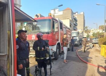 انتشال جثة فتاة وانقاذ أم وابنها من دار محترق بمنطقة الحارثية في بغداد