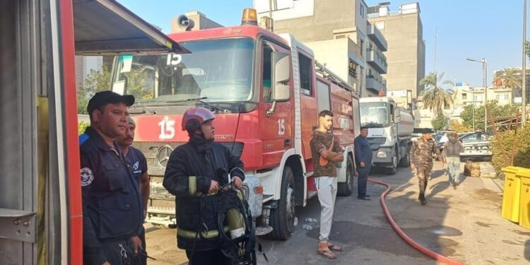 انتشال جثة فتاة وانقاذ أم وابنها من دار محترق بمنطقة الحارثية في بغداد